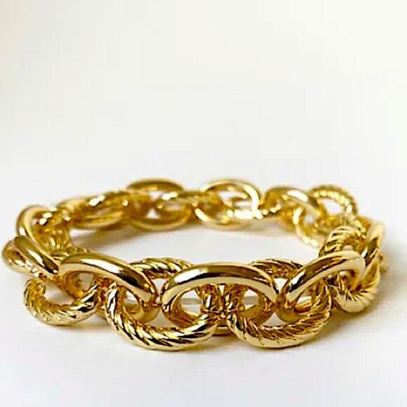 Chain Link Gold Luxury Bracelet - Picture 4 of 6